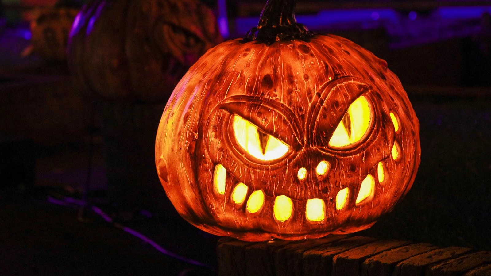 Nach-Halloween-Randale-Stadt-holte-mit-Boxautomat-Jugendliche-von-der-Stra-e