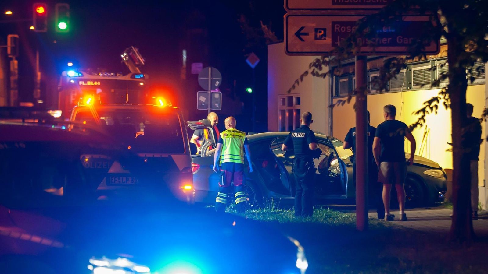 Autofahrer-rutscht-in-einem-Ort-im-Ilm-Kreis-gegen-eine-Hauswand