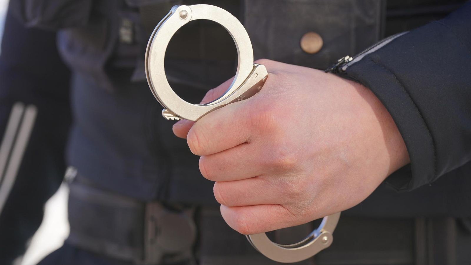 Polizei-Hagen-Mann-will-Hydranten-Deckel-auf-Autos-werfen