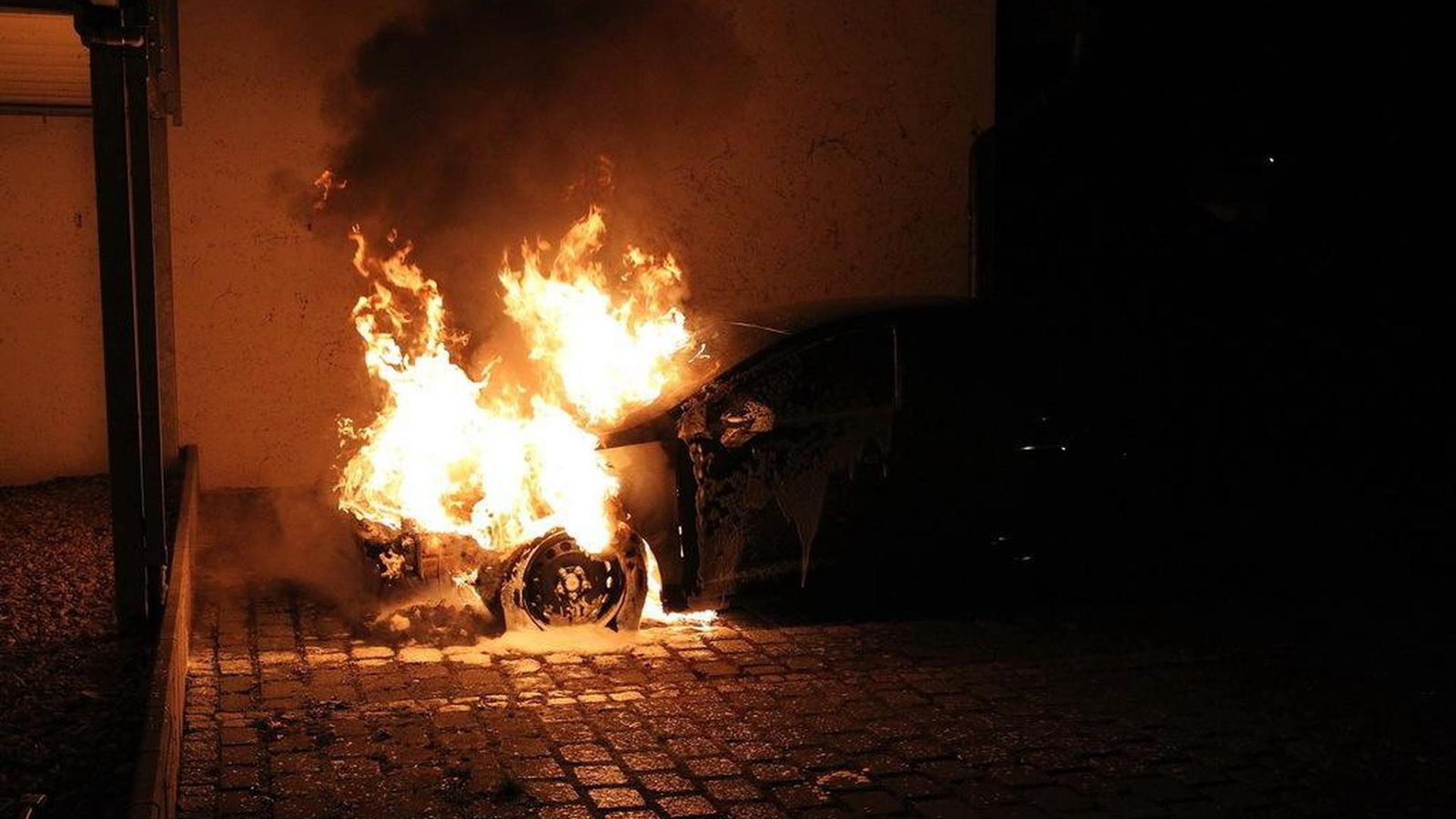 Hattingen-Brennendes-Auto-sorgt-f-r-eine-berraschung
