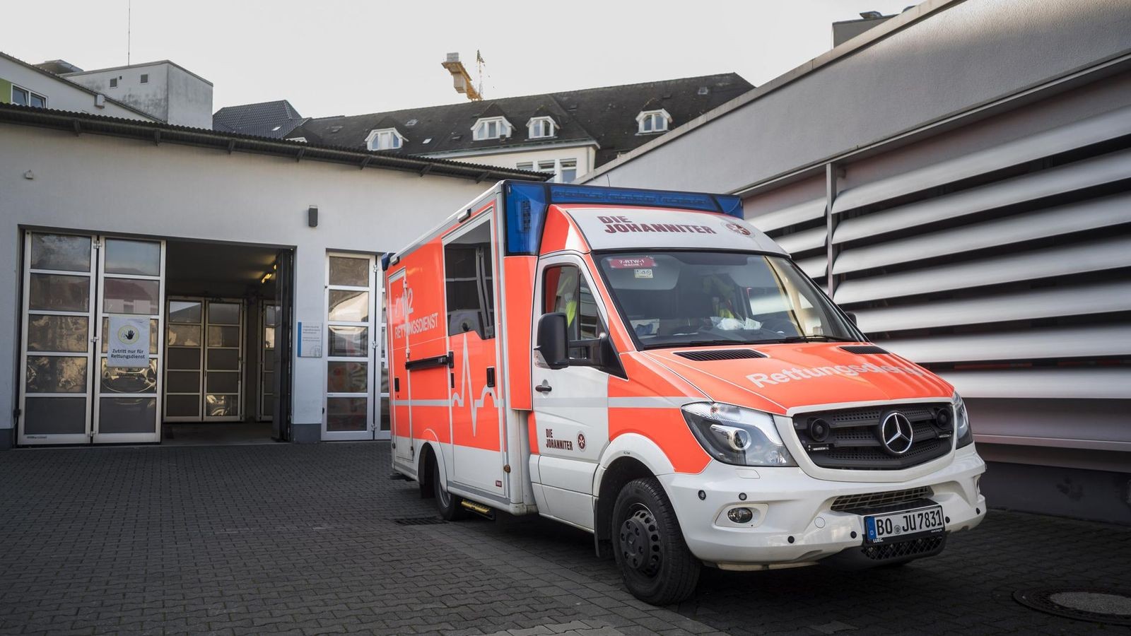 Motorradfahrer-bei-Kollision-mit-Auto-in-Bochum-verletzt