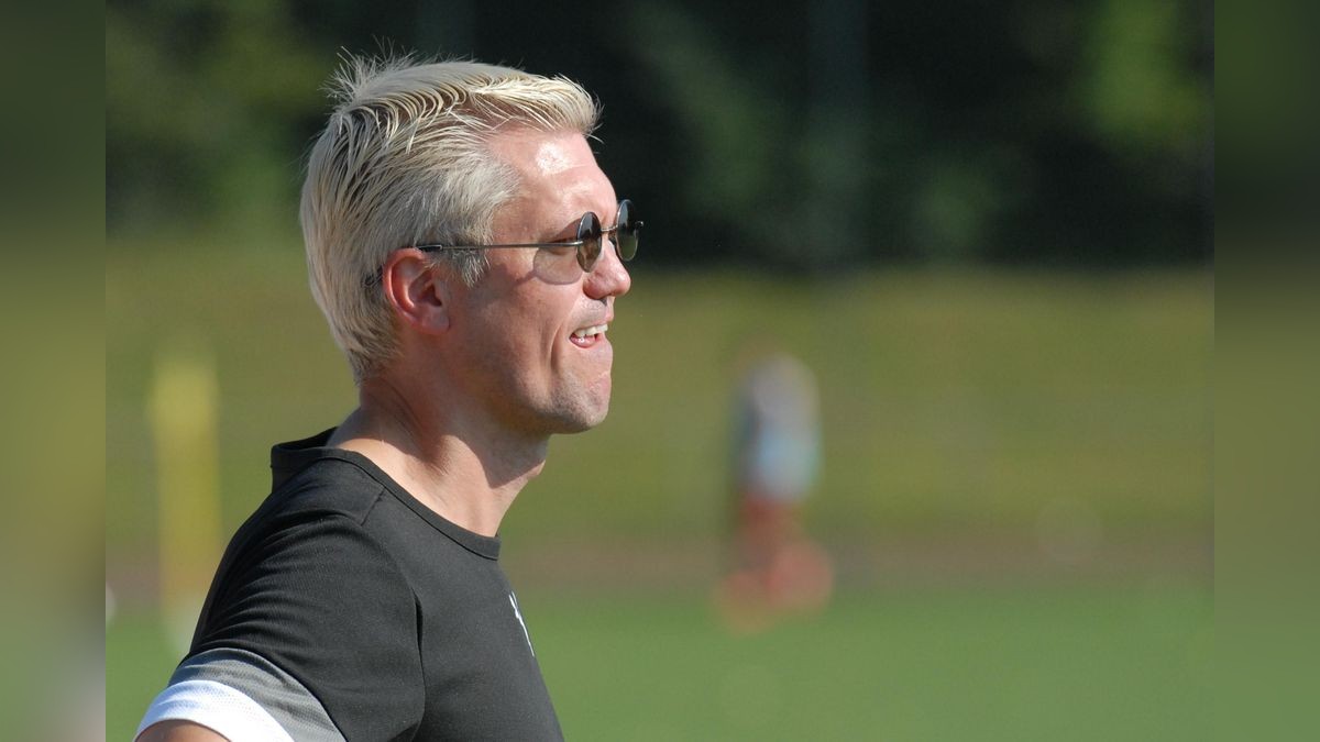 Olaf Rehmann von der SG Essen-Schönebeck hat gleich fünf Teams im Titelrennen auf dem Zettel. Fußball-Landesliga: ESC Rellinghausen - SG Essen-Schönebeck