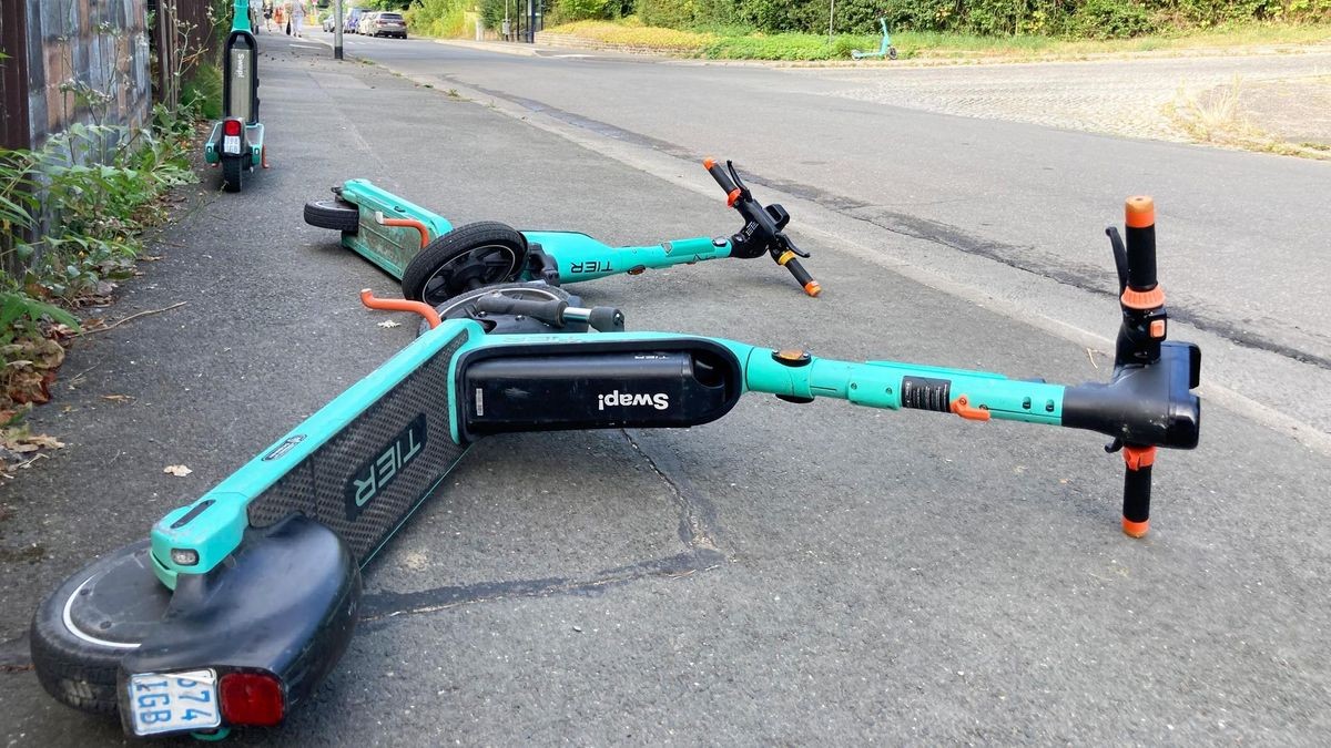 Umgeworfene E-Scooter (Symbolbild)