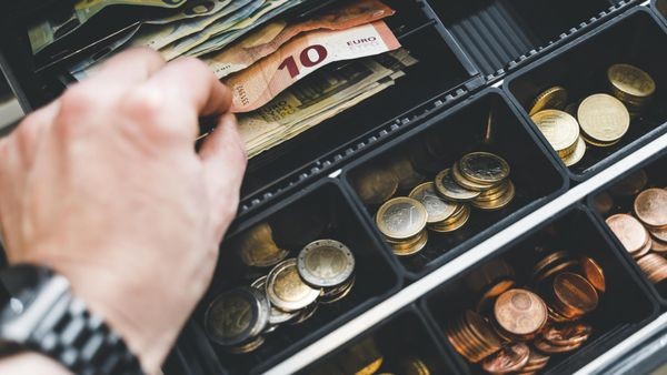 Pfandbetrug: Supermarkt-Kassierer (47) steht vor Gericht