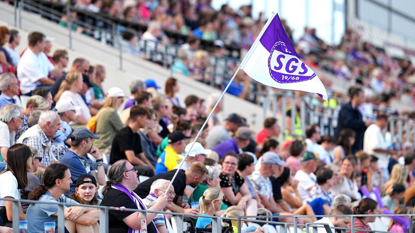 Frauenfu-ball-ein-Spielzeug-der-TV-Sender-Fans-wehren-sich-gegen-Montagsspiele