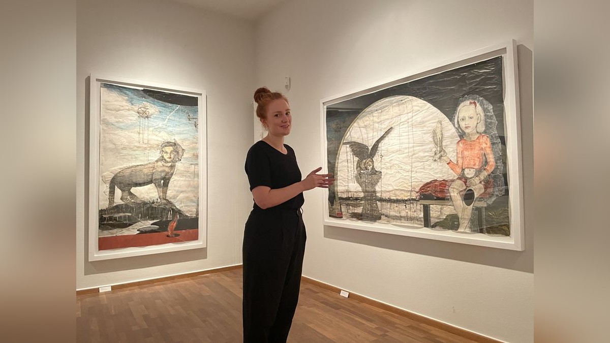 Kuratorin Hannah Sachsenmaier präsentiert die neue Ausstellung der Kunstsammlung Jena mit Werken der Berliner Zeichnerin und Bildhauerin Kerstin Grimm. Der Titel lautet „Der 7. Brunnen“.