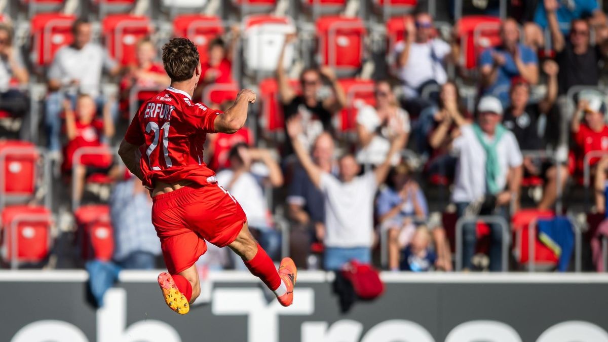 FUSSBALL REGIONALLIGA NORDOST  9. SPIELTAG FC ROT WEISS ERFURT - BSG CHEMIE LEIPZIG
