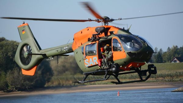 Einsatz über der Elbe: Bundeswehr-Helikopter in Kirchwerder