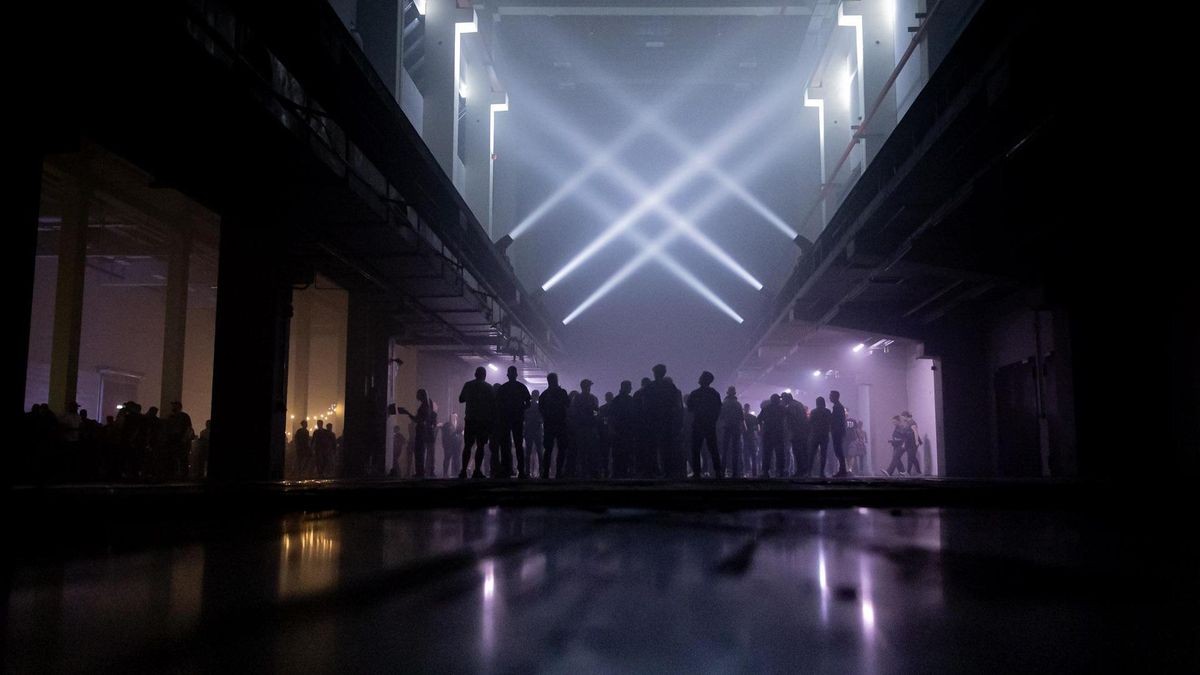 Techno schallte durch die Druckereihallen in Erfurt