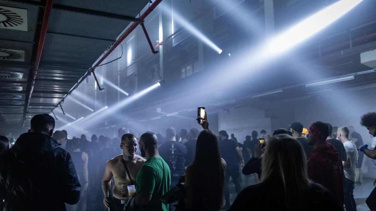 Techno schallte durch die Druckereihallen in Erfurt