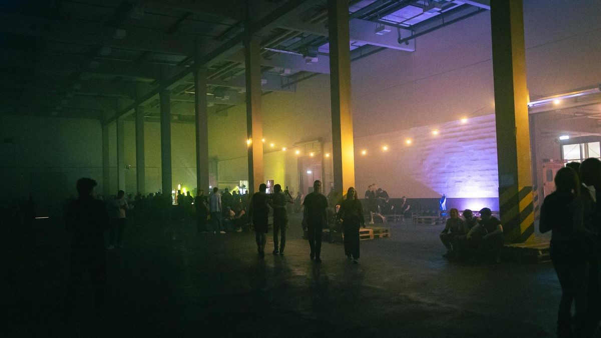 Techno schallte durch die Druckereihallen in Erfurt