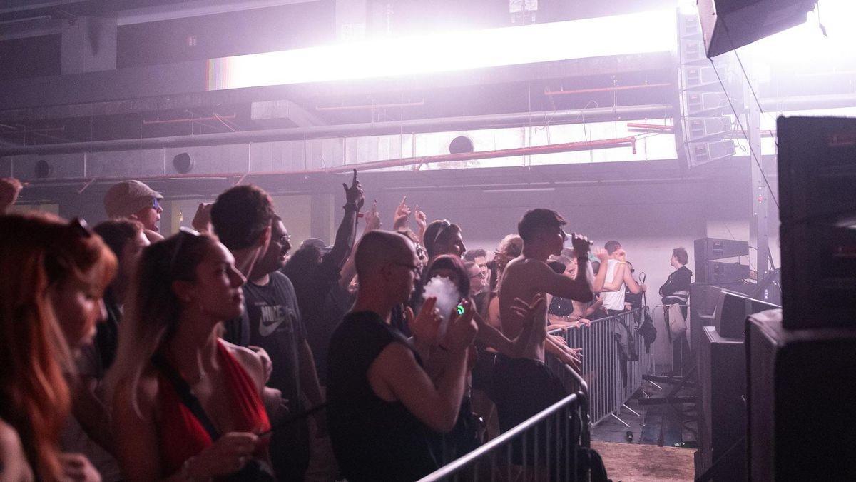 Techno schallte durch die Druckereihallen in Erfurt