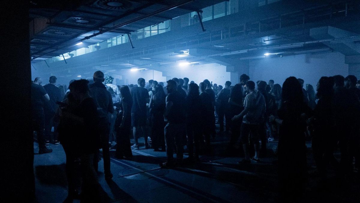 Techno schallte durch die Druckereihallen in Erfurt