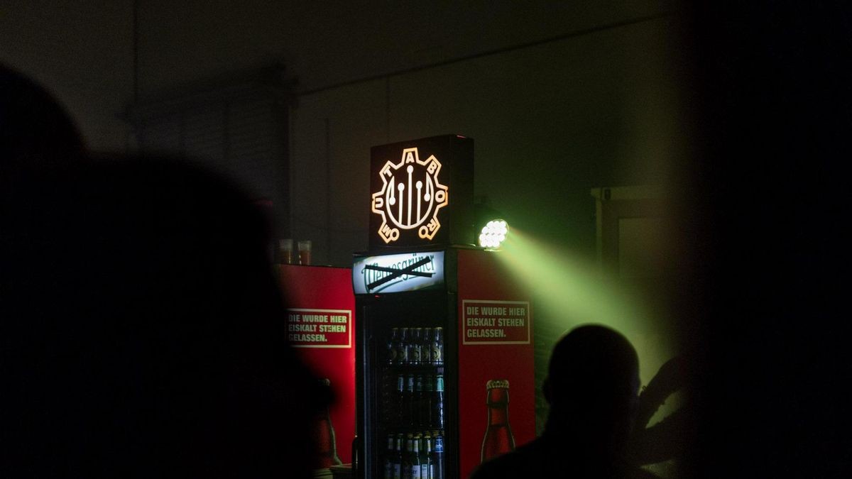 Techno schallte durch die Druckereihallen in Erfurt