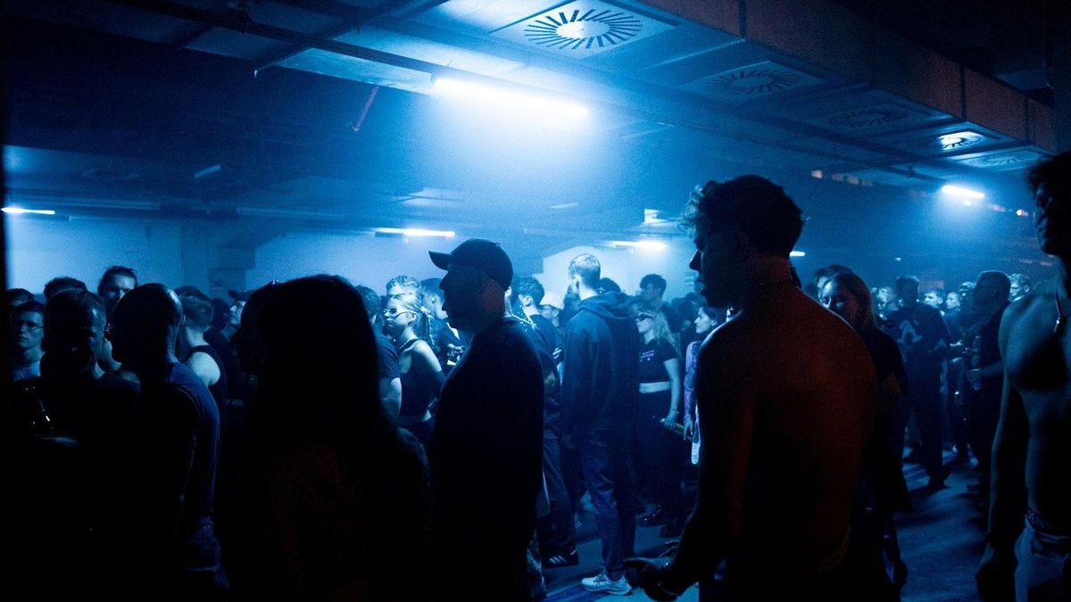 Techno schallte durch die Druckereihallen in Erfurt