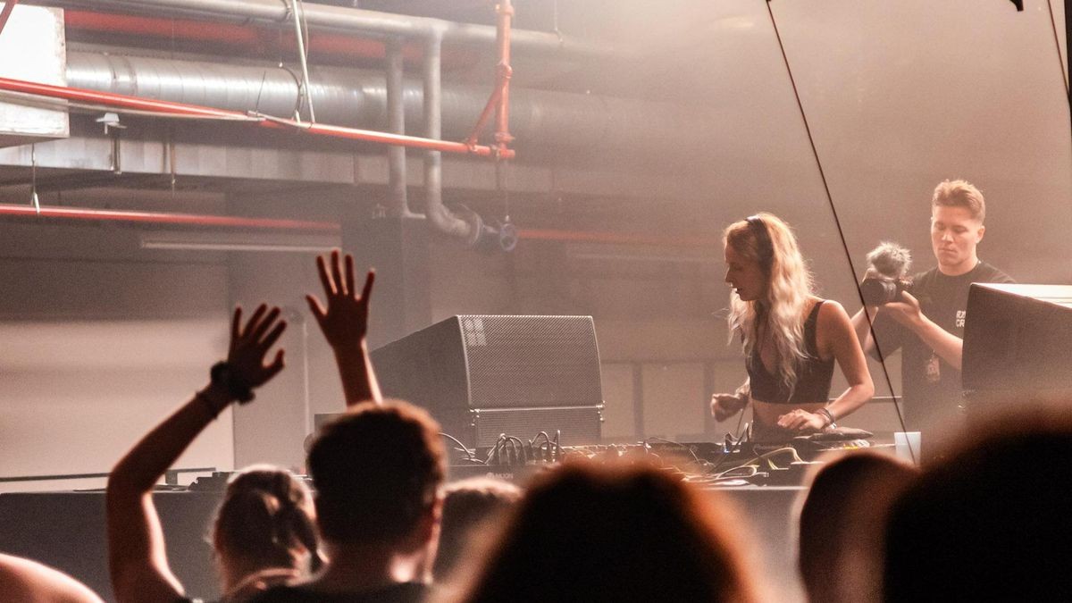 Techno schallte durch die Druckereihallen in Erfurt