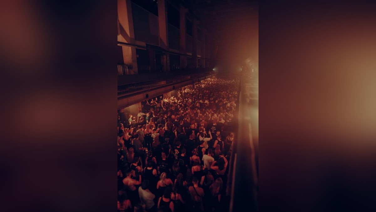 Techno schallte durch die Druckereihallen in Erfurt