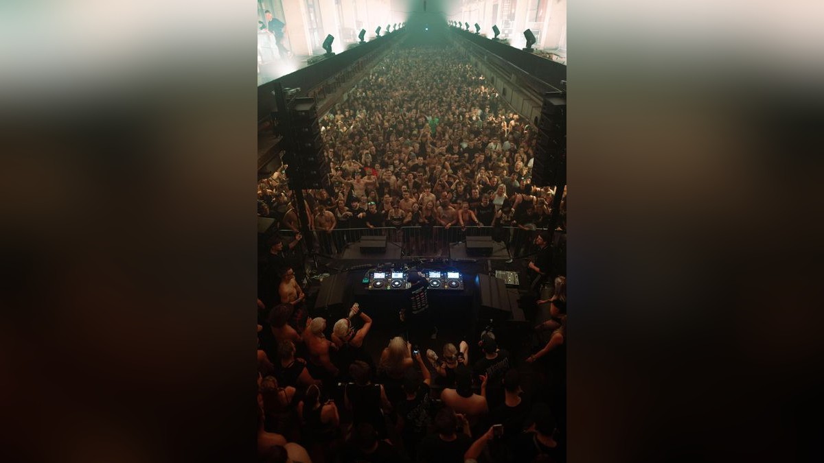 Techno schallte durch die Druckereihallen in Erfurt