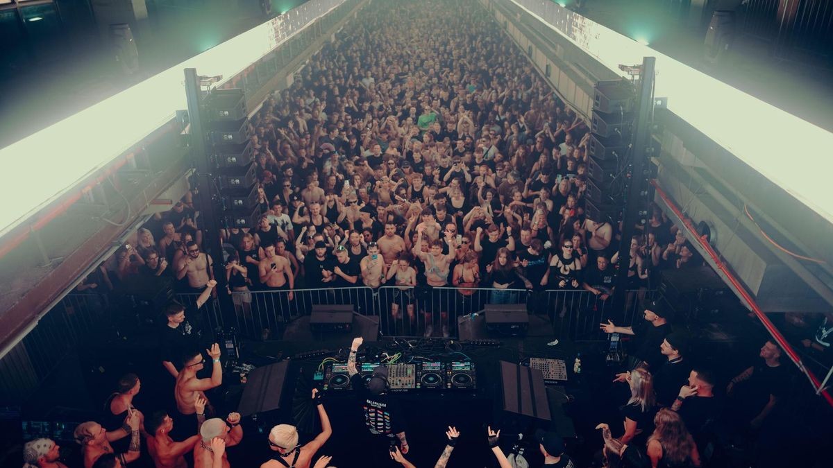 Techno schallte durch die Druckereihallen in Erfurt