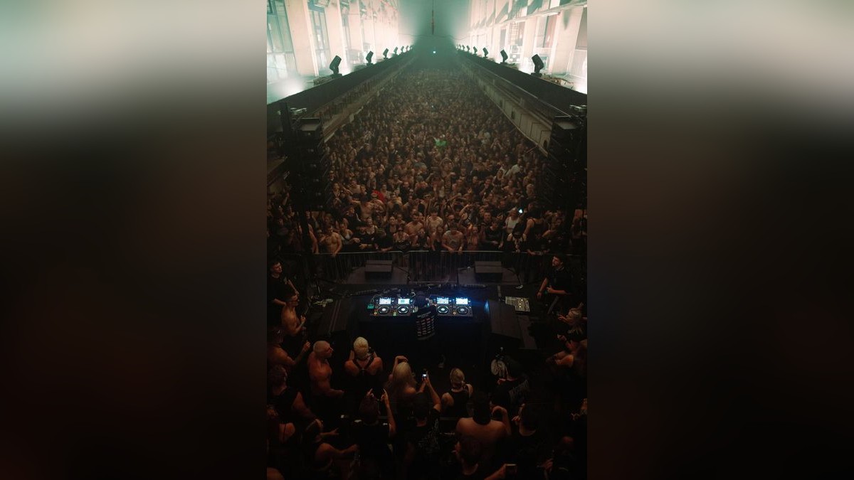 Techno schallte durch die Druckereihallen in Erfurt