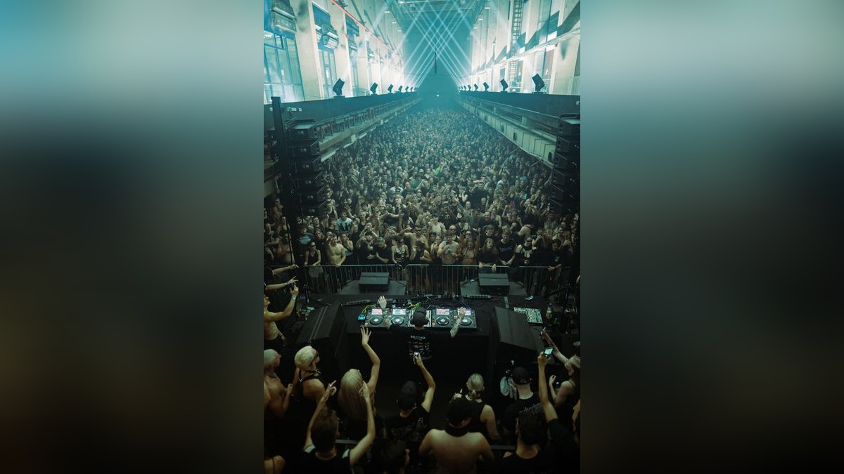 Techno schallte durch die Druckereihallen in Erfurt