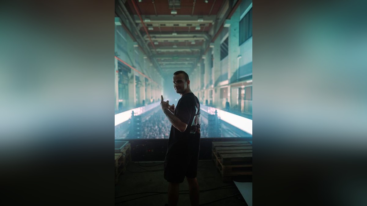 Techno schallte durch die Druckereihallen in Erfurt
