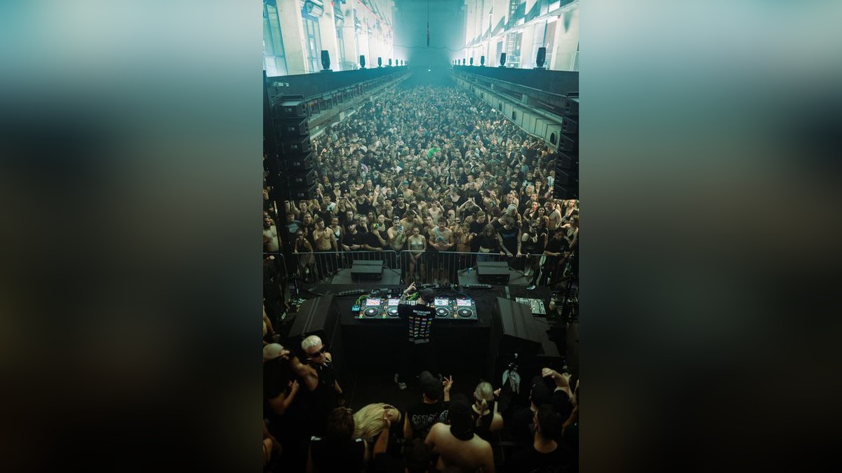 Techno schallte durch die Druckereihallen in Erfurt