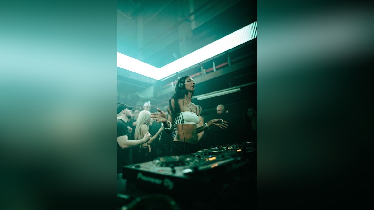 Techno schallte durch die Druckereihallen in Erfurt