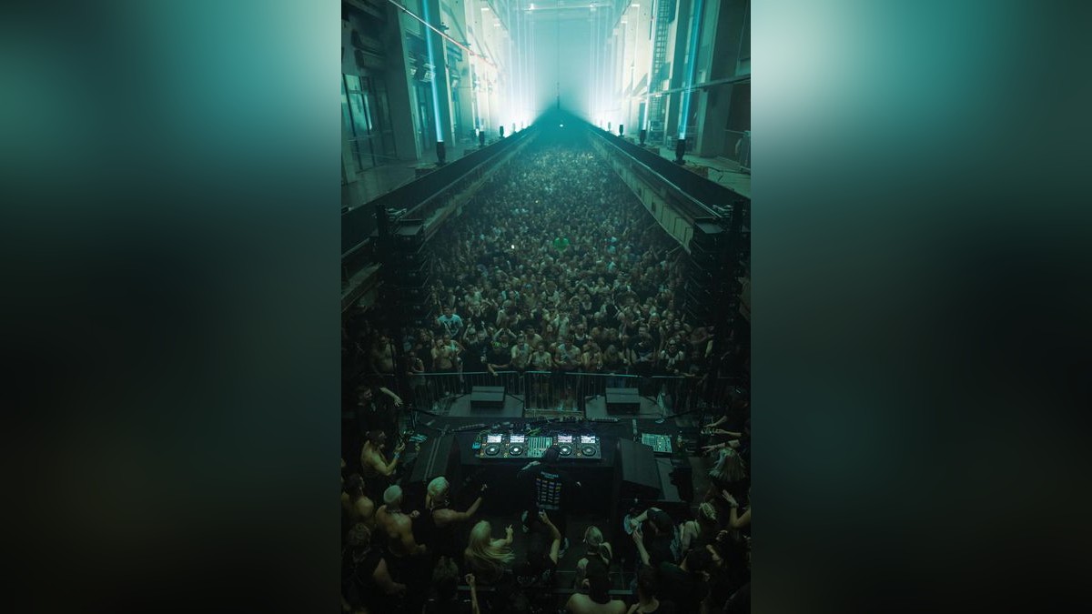 Techno schallte durch die Druckereihallen in Erfurt