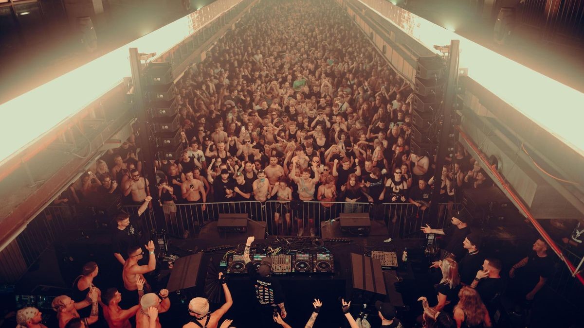 Techno schallte durch die Druckereihallen in Erfurt