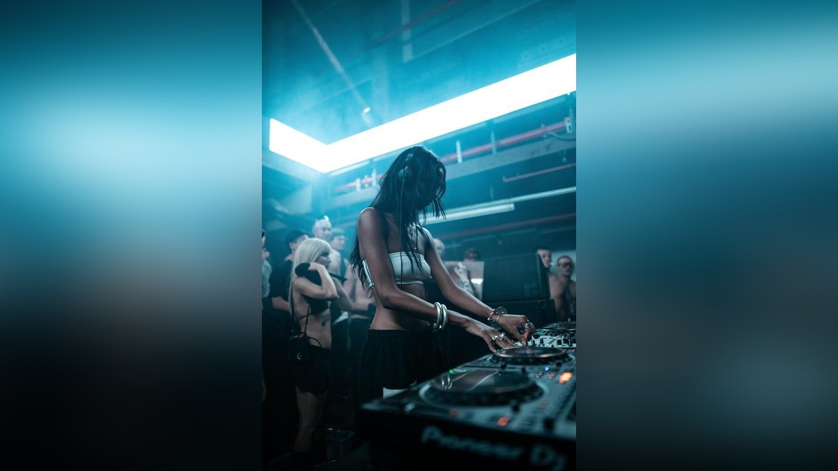 Techno schallte durch die Druckereihallen in Erfurt
