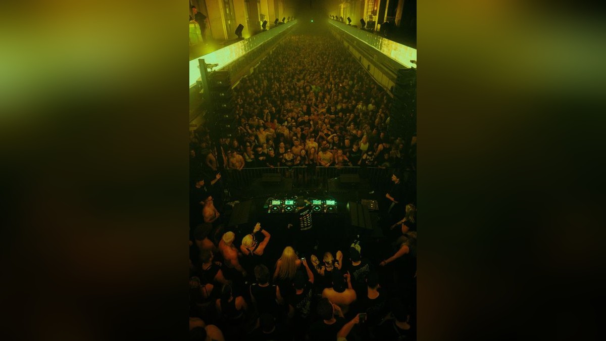 Techno schallte durch die Druckereihallen in Erfurt