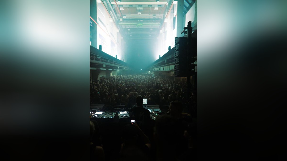 Techno schallte durch die Druckereihallen in Erfurt