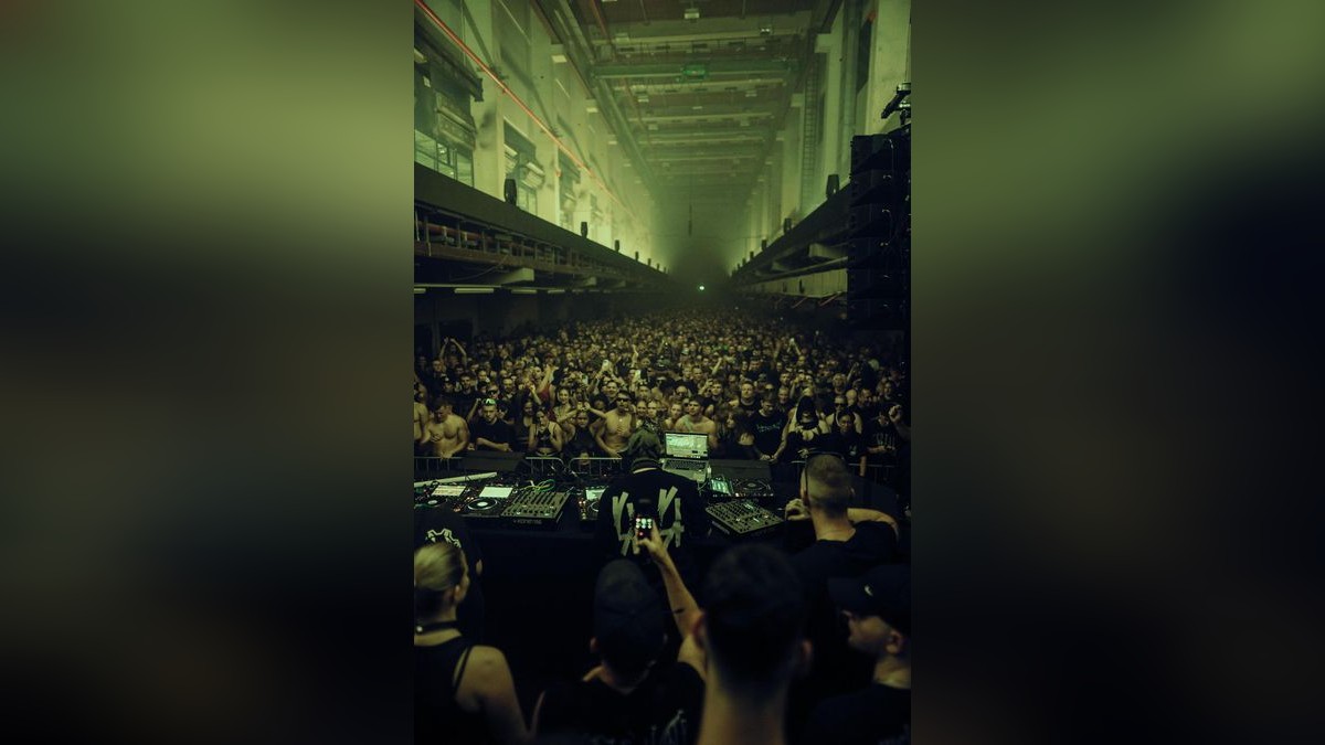 Techno schallte durch die Druckereihallen in Erfurt