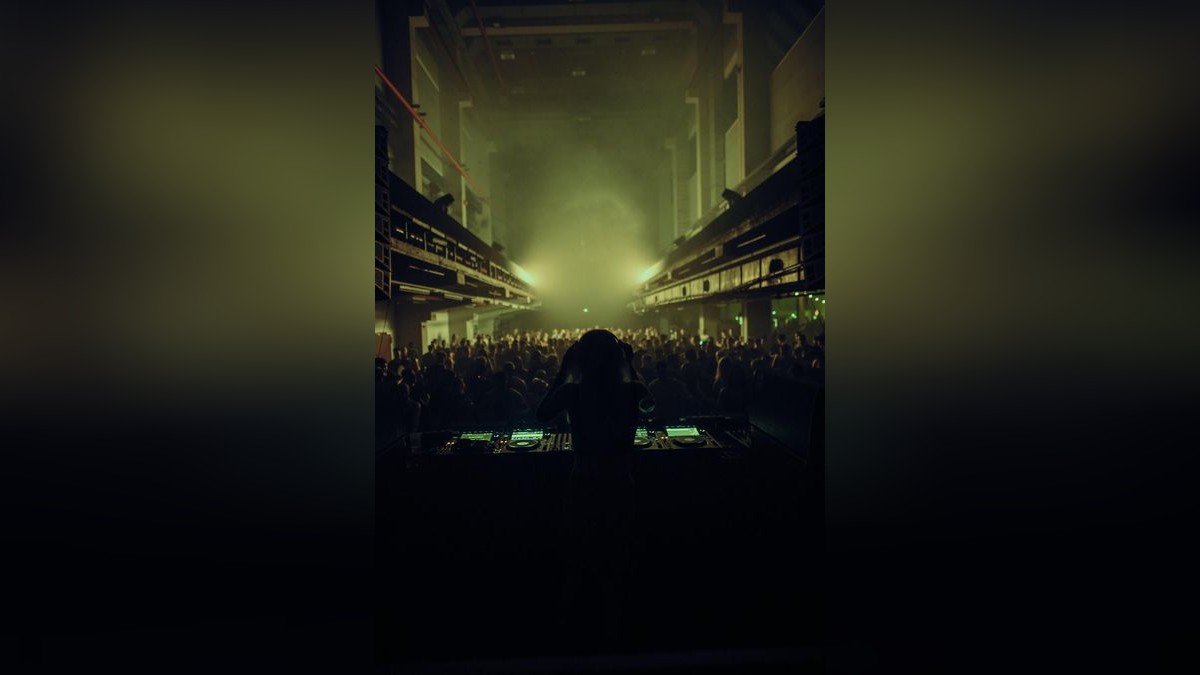 Techno schallte durch die Druckereihallen in Erfurt
