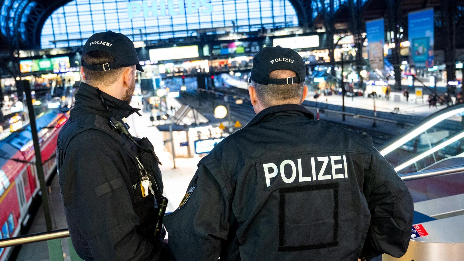 Lebensgefahr-Kleiner-Junge-2-steckt-mit-Kopf-in-Gel-nder-fest