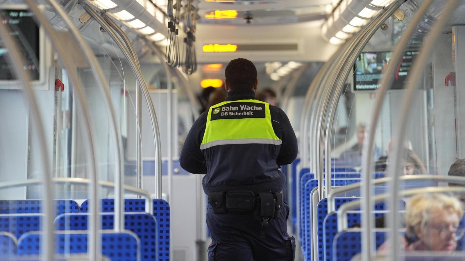 HVV Hamburg Prüfmarathon mit Hunderten TicketPrüfern