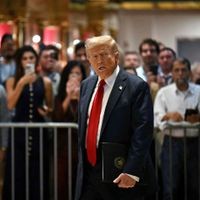 Donald Trump in zijn huis, met de hoed van de Britse premier Starmer.