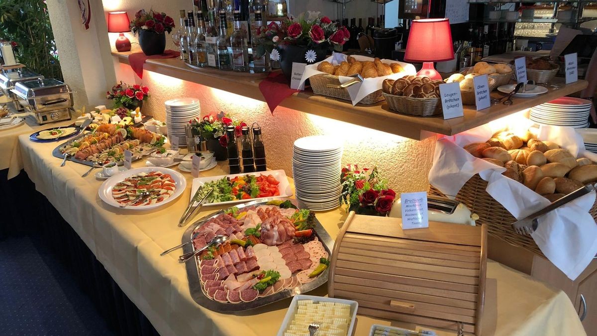 Aus mehr als 60 süßen Brotaufstrichen, über 20 Brötchensorten und mehreren warmen Komponenten können die Besucher des Langschläfer-Frühstücks  im Restaurant „Zum Tannenhof“ wählen.