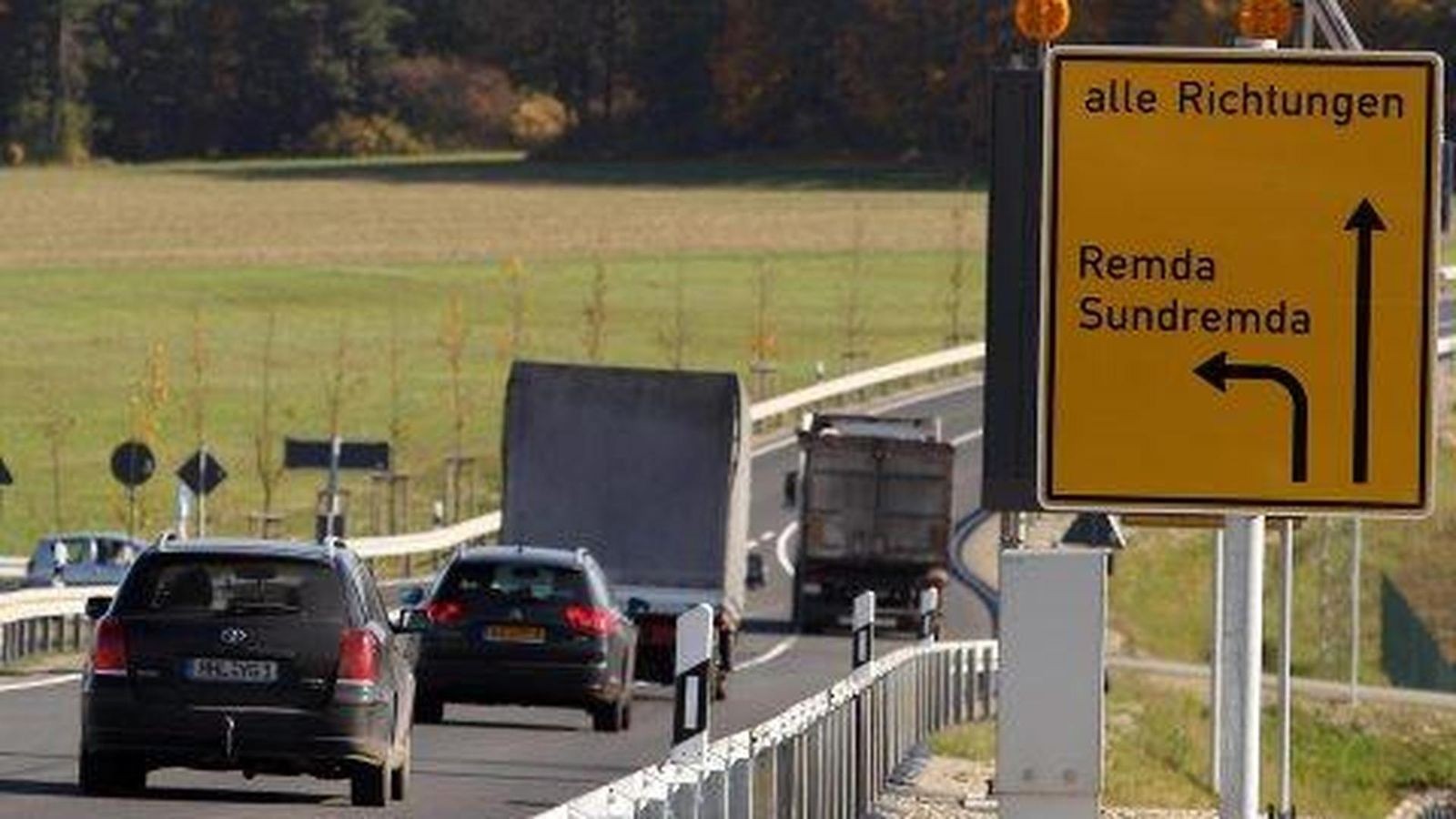 Zwei-Rudolst-dter-spielen-mit-der-Tempotafel-im-Nachbardorf-und-rocken-damit-Instagram
