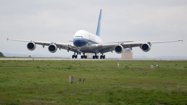 Touchdown: Global Airlines landete mit ihrem A380 an der Elbe