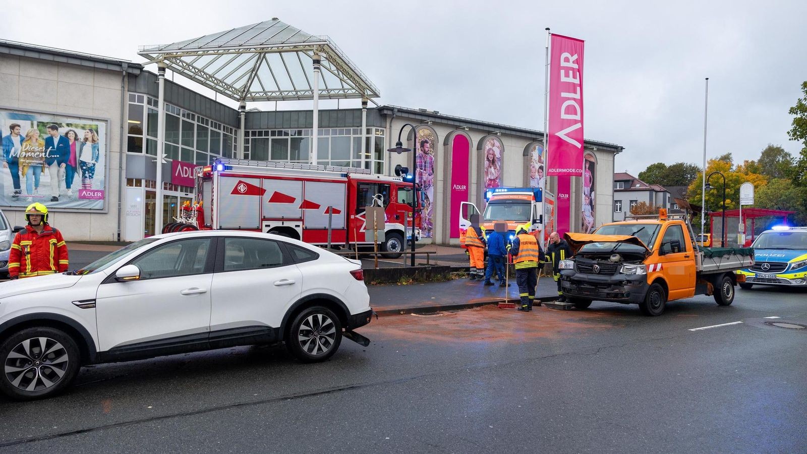 Kreuztal-1-Unfall-3-Autos-4-Verletzte-20-000-Euro-Schaden