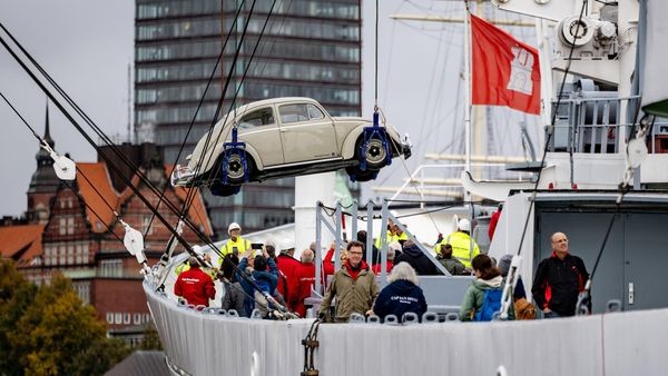 Staunen am Hafen – VW Käfer schwebt über der Elbe