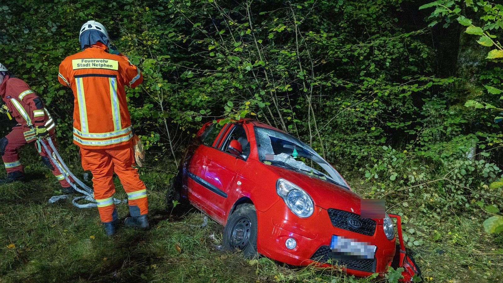 Auto-prallt-gegen-Baum-bei-Netphen-Fahrer-schwer-verletzt