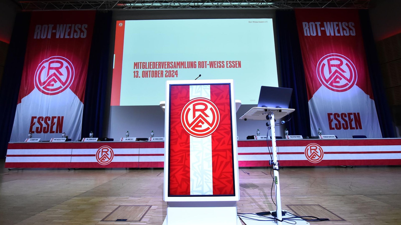 RWE-Kandidaten-f-r-den-Aufsichtsrat-stellen-sich-vor-dabei-st-rt-ein-Detail