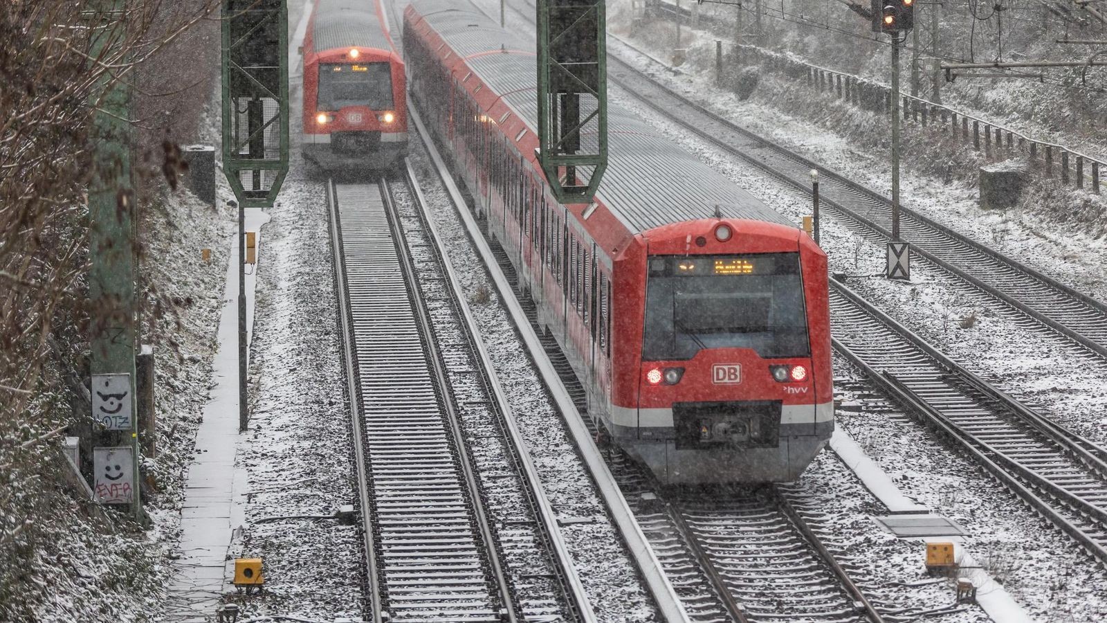 Schnee-und-Gl-tte-sorgen-f-r-Stau-am-Elbtunnel-und-Probleme-bei-der-Bahn