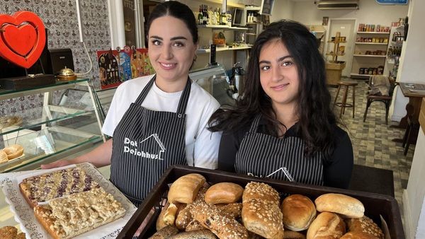 Dat Deichhus: Bäckerei mit Imbiss und Paketshop an der Elbe