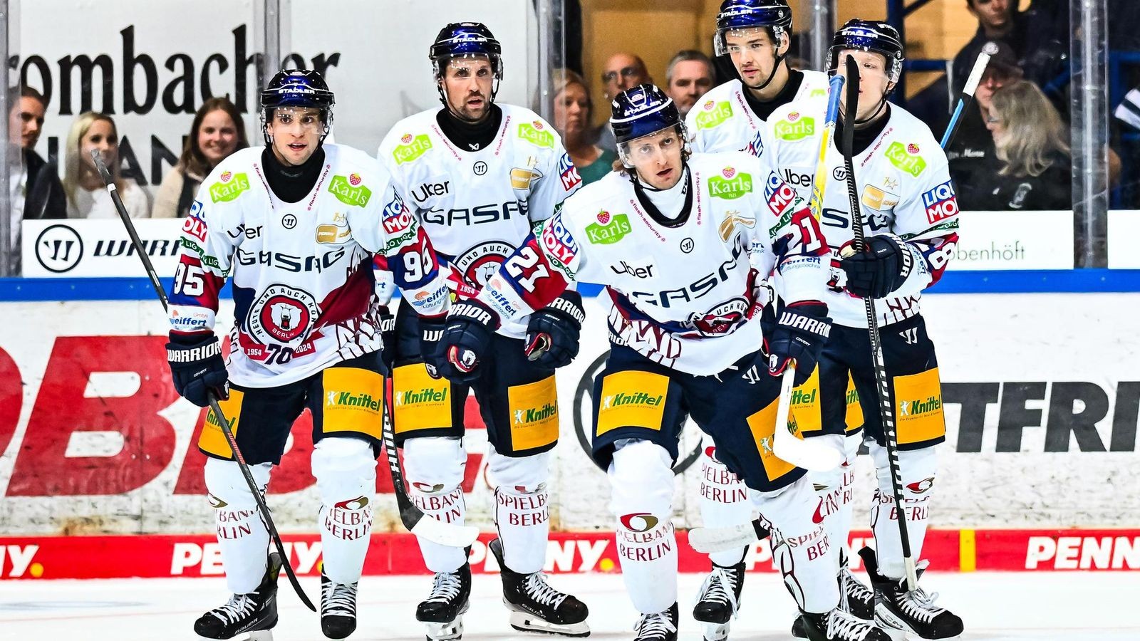 Eisb-ren-ziehen-gegen-hilflose-D-nen-in-K-o-Runde-ein