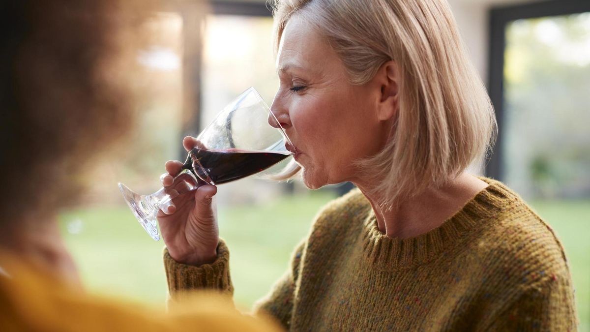 Eine Frau trinkt Rotwein