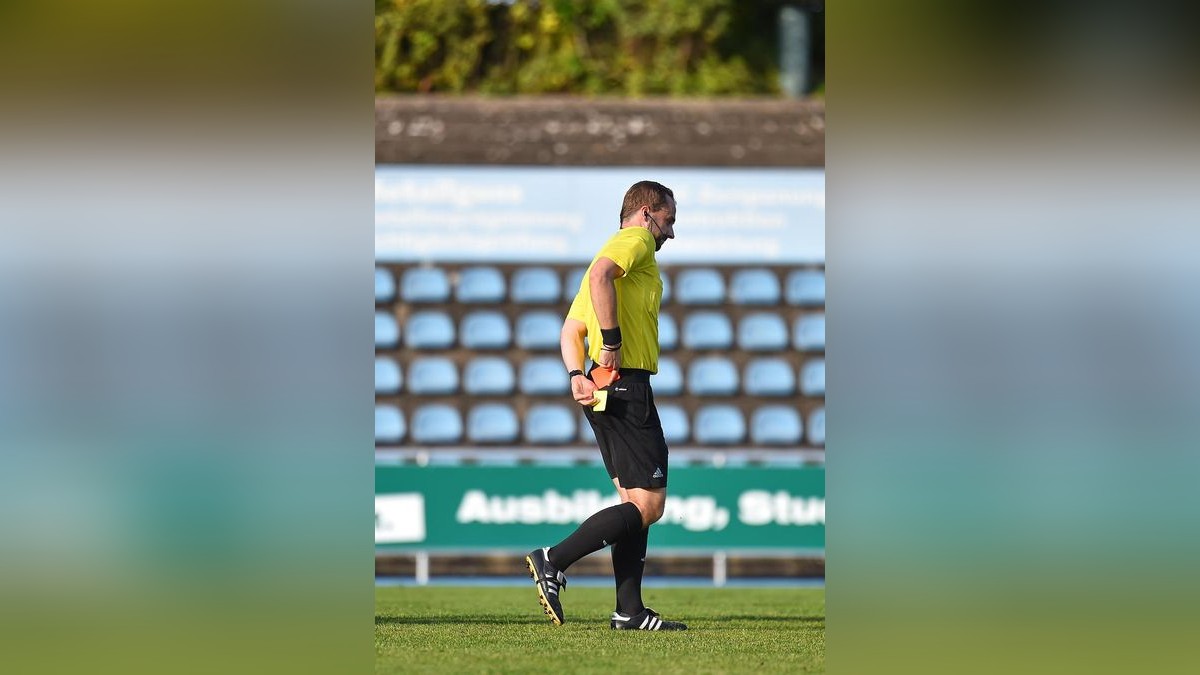 Schiedsrichter gestoßen Lange Sperre für Fußballspieler